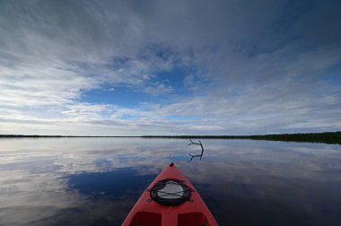 Everglades Ulusal Parkı, Florida 'daki Coot Bay' de kırmızı kano..