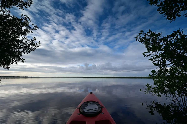 Röd kajak på Coot Bay i Everglades nationalpark, Florida. — Stockfoto