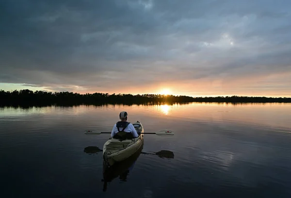 Aktiv seniorkajakpaddling vid solnedgången i Everglades National Park, Florida. — Stockfoto