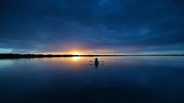 Afgelegen kajak bij zonsondergang op Coot Bay in Everglades National Park, Florida. — Stockfoto