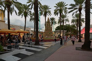 Lincoln Road Alışveriş Merkezi, Miami Sahili, Florida Aralık 'ta alacakaranlıkta.