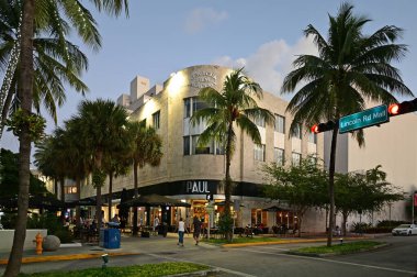 Lincoln Road Alışveriş Merkezi, Miami Sahili, Florida Aralık 'ta alacakaranlıkta.