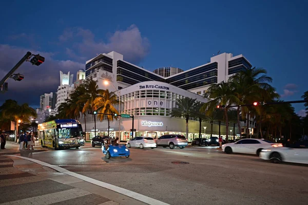 Ritz Carlton Hotel en Lincoln Road en Miami Beach, Florida por la noche. — Foto de Stock