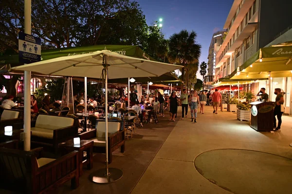 Outdoor restaurant on Lincoln Road Mall in Miami Beach, Florida at night. — Stock Photo, Image