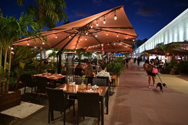 Geceleri Miami Beach, Florida 'daki Lincoln Road Mall' daki açık hava restoranı..
