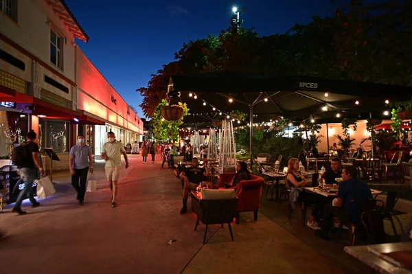 Outdoor restaurant on Lincoln Road Mall in Miami Beach, Florida at night. — Stock Photo, Image