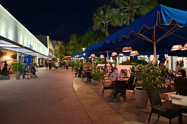 Restaurante ao ar livre no Lincoln Road Mall em Miami Beach, Flórida à noite. — Fotografia de Stock