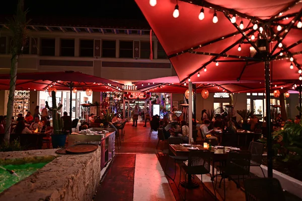 Restaurante al aire libre en Lincoln Road Mall en Miami Beach, Florida por la noche. — Foto de Stock