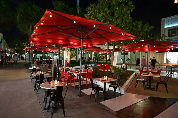 Outdoor restaurant on Lincoln Road Mall in Miami Beach, Florida at night. — Stock Photo, Image