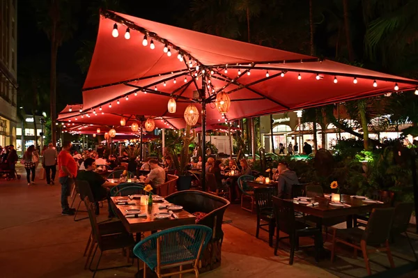 Outdoor restaurant on Lincoln Road Mall in Miami Beach, Florida at night. — Stock Photo, Image