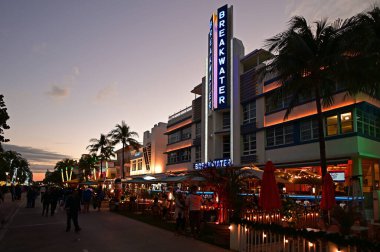 Ocean Drive ve Art Deco Bölgesi Miami Beach, Florida Alacakaranlık.