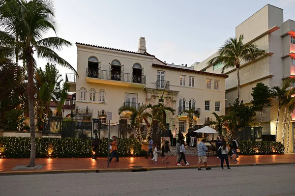 Ocean Drive y el distrito Art Deco en Miami Beach, Florida en el crepúsculo. — Foto de Stock