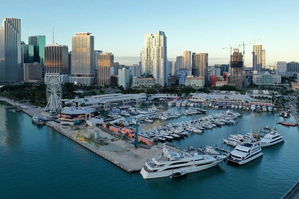 Flygfoto över Bayside Marketplace, Miami Marina och Miami skyline. — Stockfoto