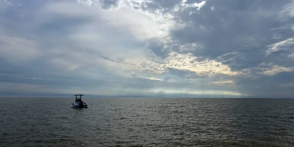 Boot ankert vor Midle Cape Sable im Everglades Nationalpark bei Sonnenuntergang. — Stockfoto