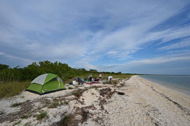 Everglades Ulusal Parkı, Florida 'daki Middle Cape Sable' da çadır kampı..