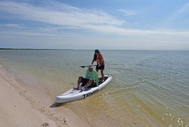 Plaj kampçıları Everglades Ulusal Parkı 'nda kürek çekiyor..
