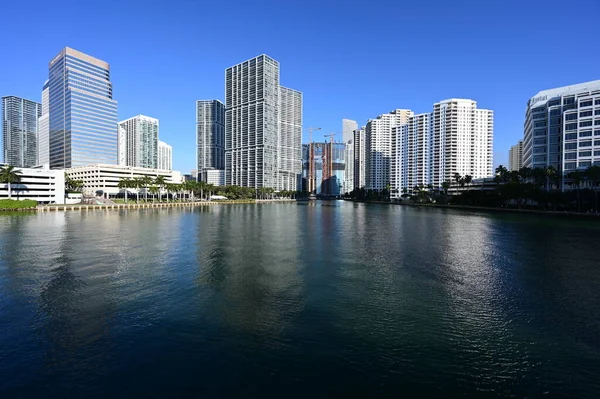 Ciudad de Miami skyline de puente a Brickell Key, Florida. — Foto de Stock