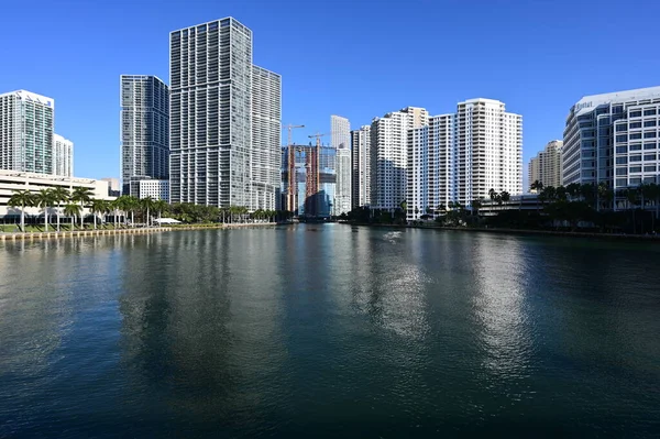 Ciudad de Miami skyline de puente a Brickell Key, Florida. — Foto de Stock