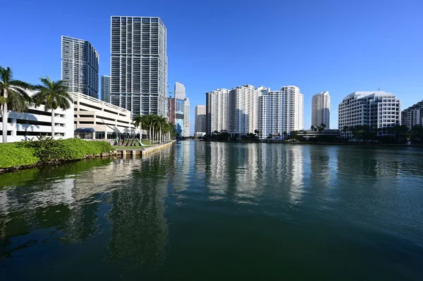 Staden Miami skyline från bron till Brickell Key, Florida. — Stockfoto