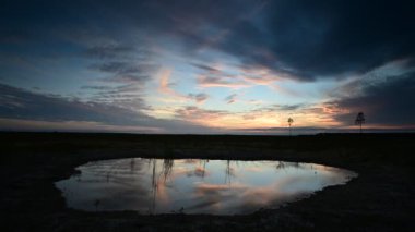Everglades Ulusal Parkı 4K 'daki çözüm deliği üzerinde gün batımı bulutlu zaman çizelgesi.