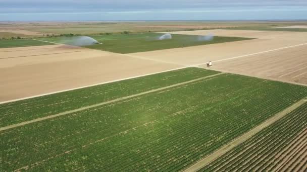 Luchtfoto van beplante akkers en irrigatie trucks Homestead, Florida 4K. — Stockvideo