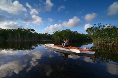Florida, Everglades Ulusal Parkı 'ndaki Nine Mile Pond' da kayak yapan kadın..