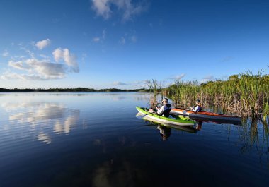 Everglades Ulusal Parkı 'ndaki Nine Mile Pond' da kayak yapan kadın ve son sınıf öğrencisi..