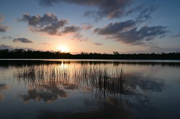 Kilenc mérföldes tó naplemente felhő és gondolatok Everglades Nemzeti Park. — Stock Fotó