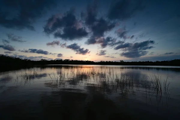 Kilenc mérföldes tó naplemente felhő és gondolatok Everglades Nemzeti Park. — Stock Fotó