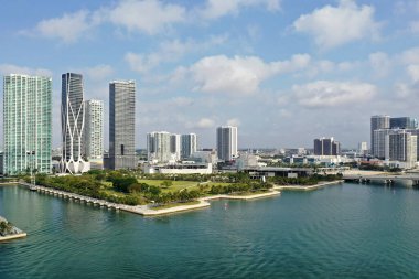 Maurice Ferre Parkı 'nın ve Miami şehir merkezindeki binaların hava görüntüsü..