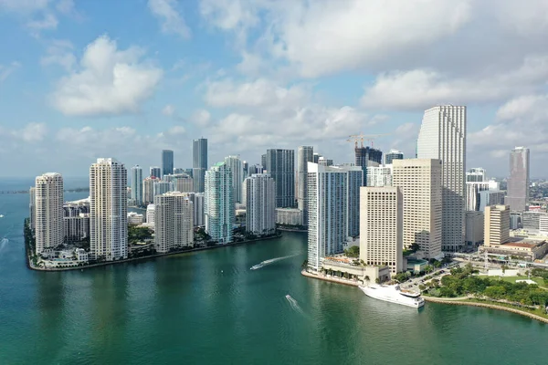 Vista aérea de la entrada al río Miami y los edificios circundantes en Miami. — Foto de Stock