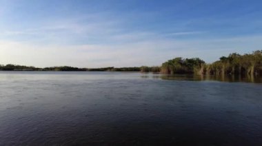 Everglades Ulusal Parkı 'ndaki Nine Mile Pond' da öğleden sonra kano, Florida 4K.