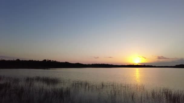 Salida del sol sobre el estanque de nueve millas en el Parque Nacional Everglades, Florida 4K. — Vídeos de Stock