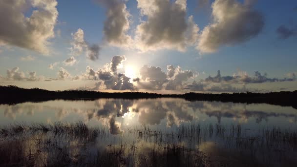 Wschód słońca nad stawem Nine Mile w Parku Narodowym Everglades, Floryda 4K. — Wideo stockowe