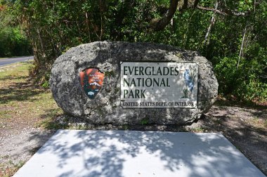 Everglades Ulusal Parkı Anıtı Park girişinde.