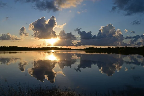 Nascer do sol colorido sobre Nine Mile Pond em Everglades National Park, Flórida. — Fotografia de Stock