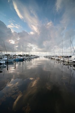 Miami, Florida 'daki Yemek Anahtarı' nın sakin sularına yansıyan yaz bulutları.