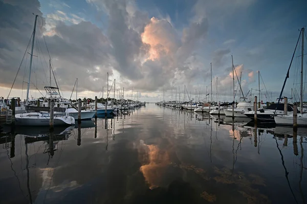 Estate paesaggio nuvoloso riflesso in acque calme di Dinner Key a Miami, Florida. — Foto Stock