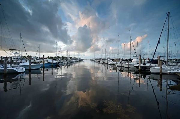 Estate paesaggio nuvoloso riflesso in acque calme di Dinner Key a Miami, Florida. — Foto Stock