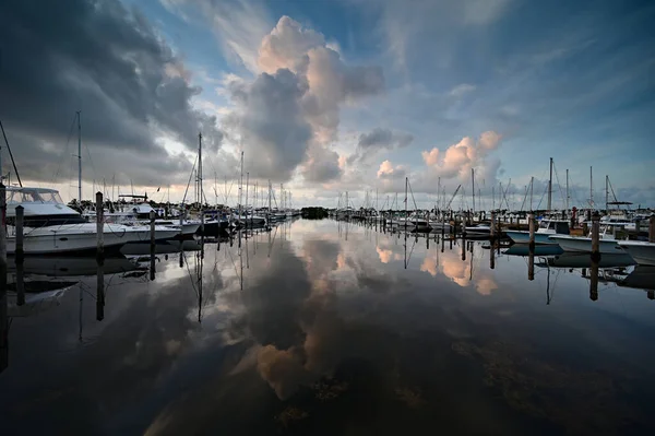 Estate paesaggio nuvoloso riflesso in acque calme di Dinner Key a Miami, Florida. — Foto Stock