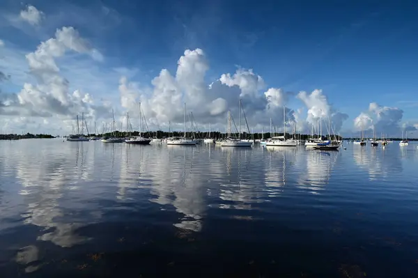 Estate paesaggio nuvoloso riflesso in acque calme di Dinner Key a Miami, Florida. — Foto Stock