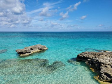Kuzey Bimini, Bahamalar Sahili ve deniz manzarası güneşli yaz sabahlarında.