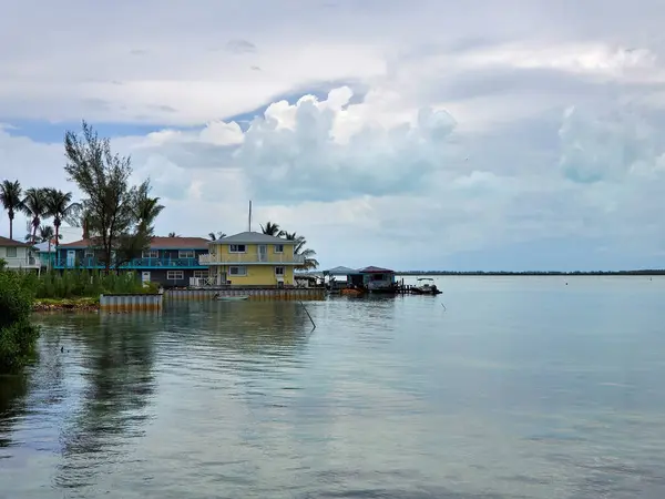 Alice Town, frente al mar de Bimini después de la tormenta de verano pasa a través. — Foto de Stock