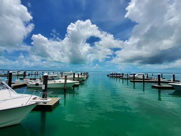 Resorts World Bimini Marina sob a paisagem nublada de verão. — Fotografia de Stock