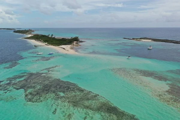 Uitzicht vanuit de lucht op boten voor anker in Honeymoon Harbour, Gun Cay, Bahama 's. — Stockfoto