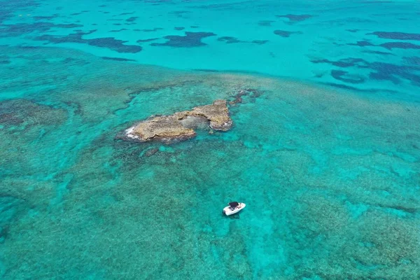 Widok z powietrza łodzi zakotwiczonych przy wysepce koralowej na północnym Bimini na Bahamach. — Zdjęcie stockowe