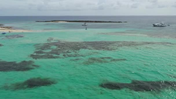 バハマ、ガン・ケイ近くのハニームーン港に停泊するボートの空中ビュー｜4K. — ストック動画