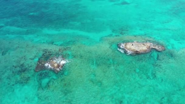 Vista aérea de los islotes de coral en el norte de Bimini, Bahamas 4K. — Vídeos de Stock