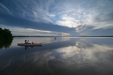Günbatımında Everglades Ulusal Parkı 'nda Coot Bay' de kayak yapan bir kadın..