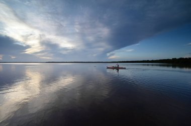 Günbatımında Everglades Ulusal Parkı 'nda Coot Bay' de kayak yapan bir kadın..